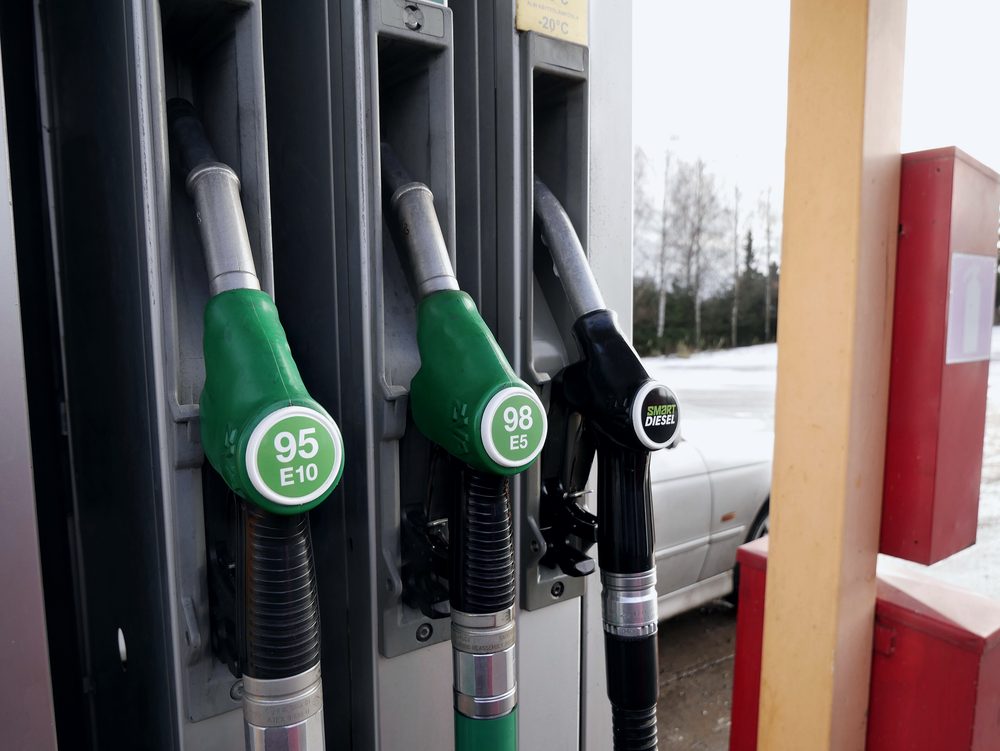 Pistolas de carga de combustible en un despachador de estación de servicio, sin marcas comerciales